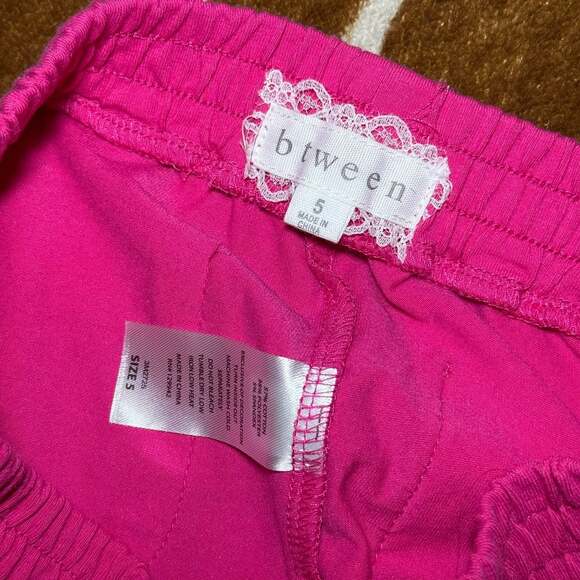 b tween Girls Hot Pink Pull-On Shorts with Crochet Trim Size 5 - Picture 3 of 4